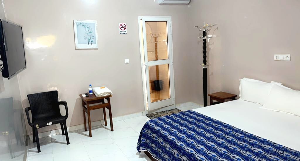 Chambre confort climatisée avec salle de bain privée à Kolda