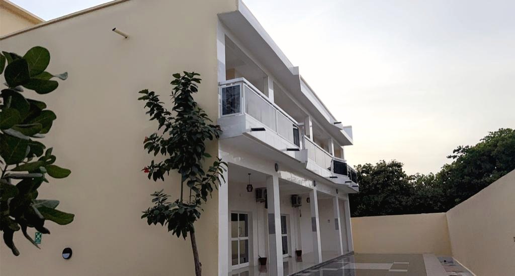 Façade extérieure de l’Hôtel Kolidado en Haute Casamance