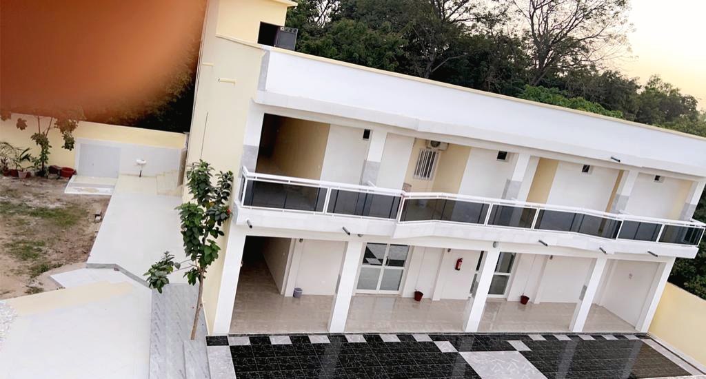 Vue extérieure des chambres de l’Hôtel Kolidado en Casamance